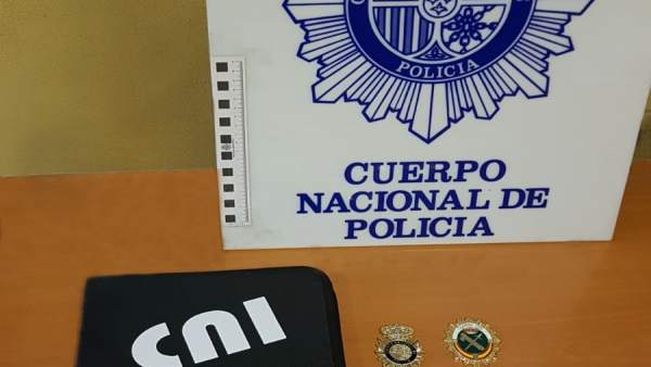 Extorsiona y estafa 40.000 euros a su mujer y familia haciéndose pasar por policía