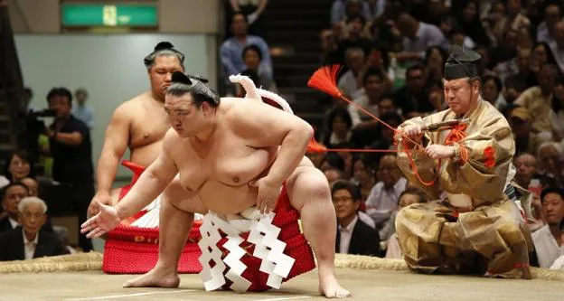El 'yokozuma' Kisenosato se prepara dentro del 'dohyo' en uno de sus últimos combates. 