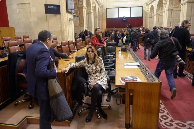 Susana Díaz, el miércoles en el Parlamento conversando con el diputado y secretario provincial del PSOE de Málaga, José Luis Ruiz . 