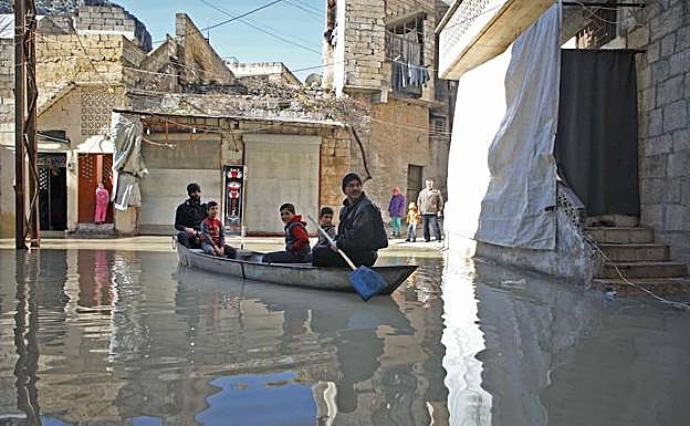 El agricultor gobierna su barca por las calles de Darkush. 