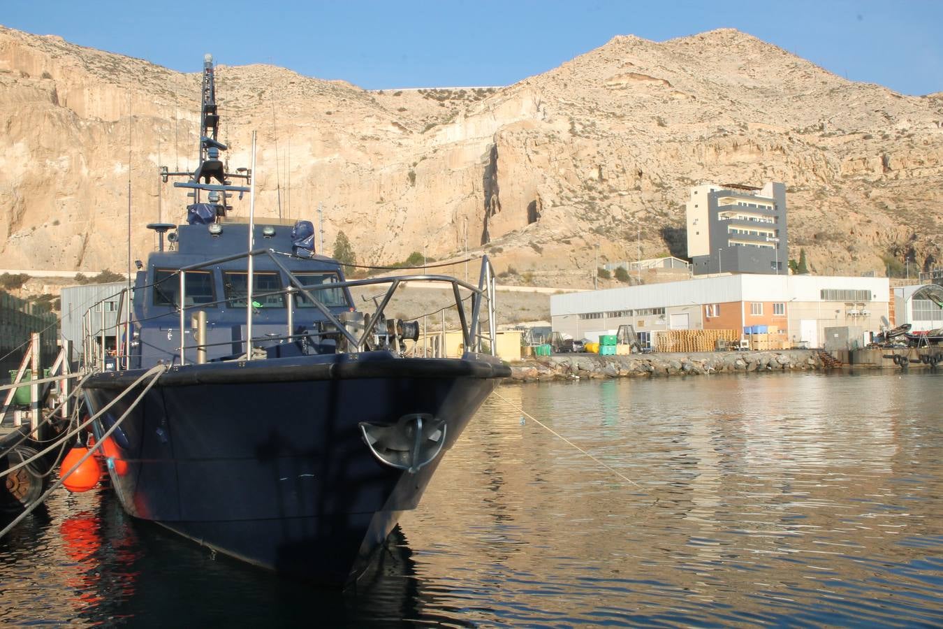 Junto a Salvamento Marítimo efectúa el primer test en Almería de un supuesto auxilio a un inmigrante caído al mar