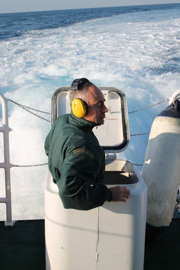 Junto a Salvamento Marítimo efectúa el primer test en Almería de un supuesto auxilio a un inmigrante caído al mar