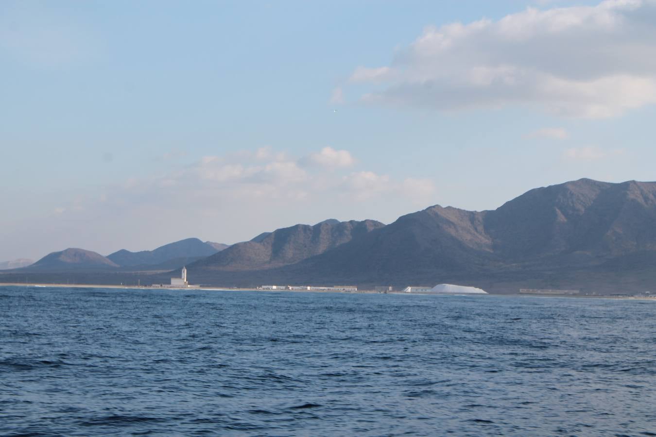 Junto a Salvamento Marítimo efectúa el primer test en Almería de un supuesto auxilio a un inmigrante caído al mar
