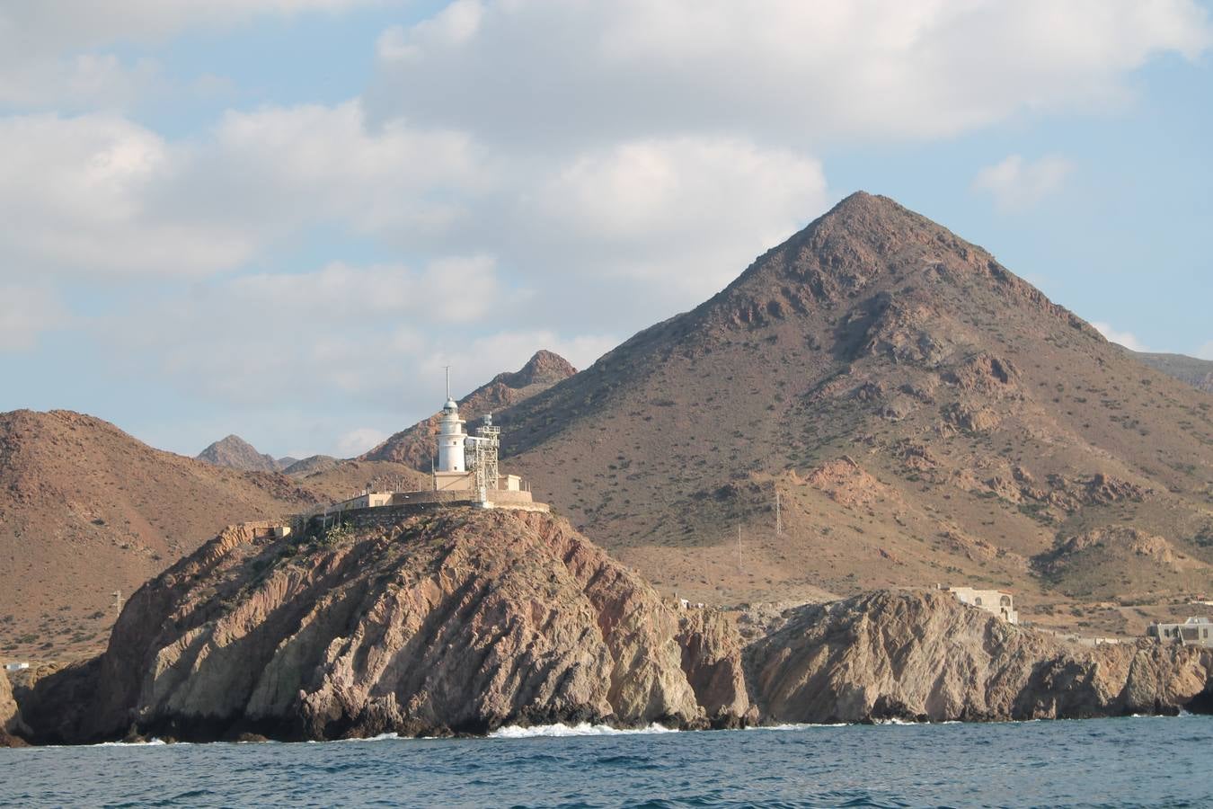 Junto a Salvamento Marítimo efectúa el primer test en Almería de un supuesto auxilio a un inmigrante caído al mar