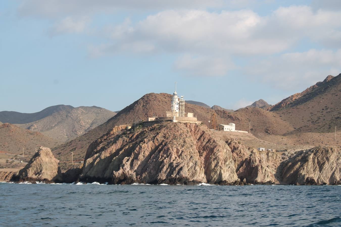 Junto a Salvamento Marítimo efectúa el primer test en Almería de un supuesto auxilio a un inmigrante caído al mar