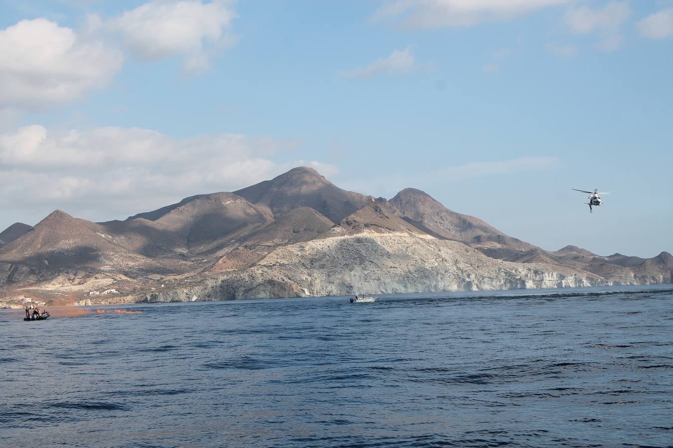 Junto a Salvamento Marítimo efectúa el primer test en Almería de un supuesto auxilio a un inmigrante caído al mar