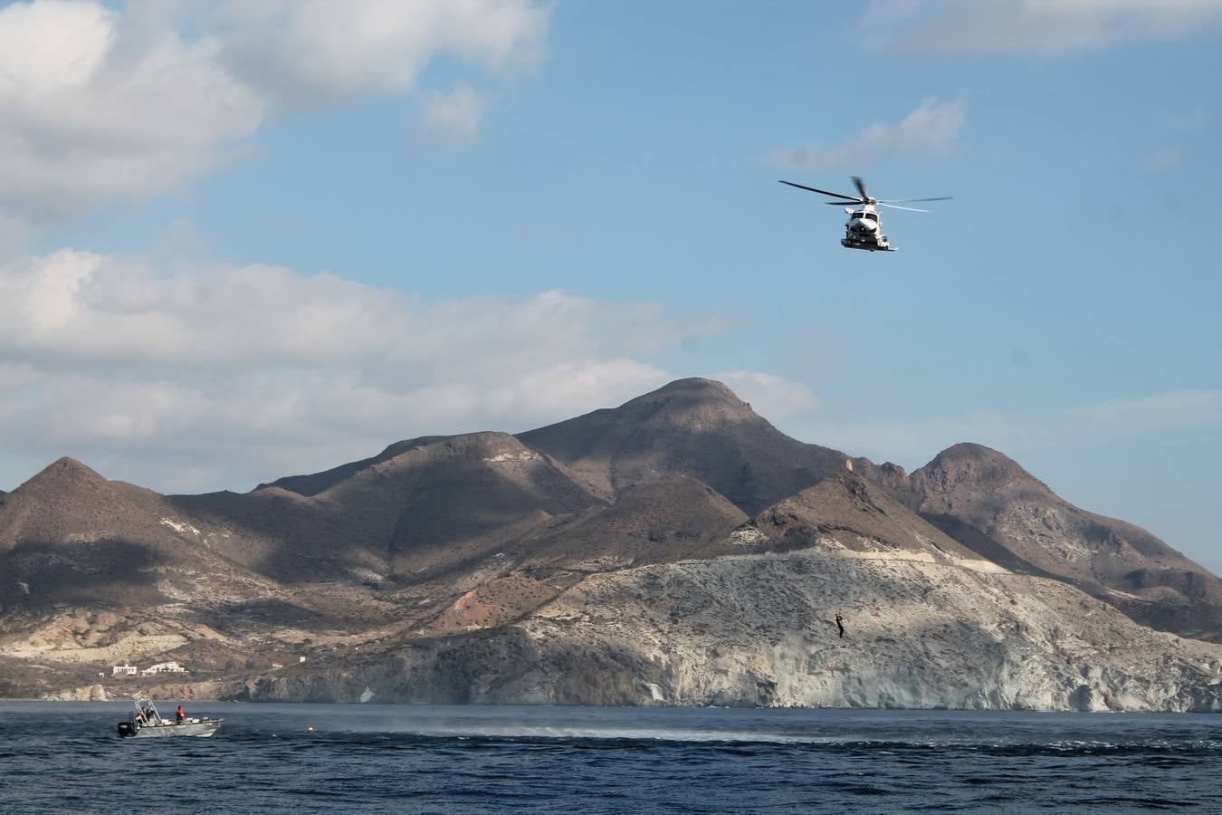 Junto a Salvamento Marítimo efectúa el primer test en Almería de un supuesto auxilio a un inmigrante caído al mar