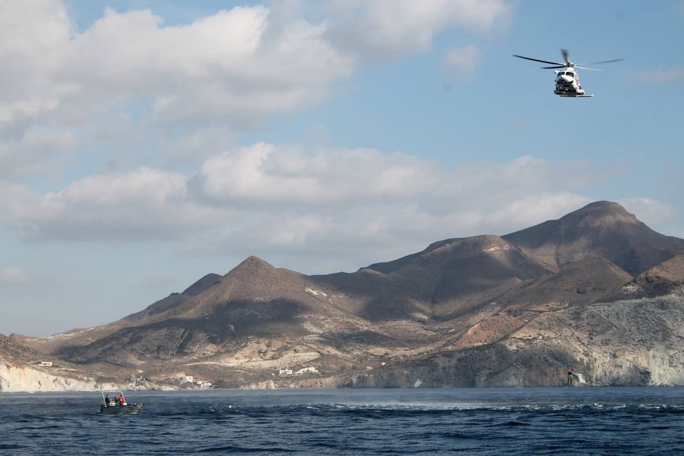 Junto a Salvamento Marítimo efectúa el primer test en Almería de un supuesto auxilio a un inmigrante caído al mar