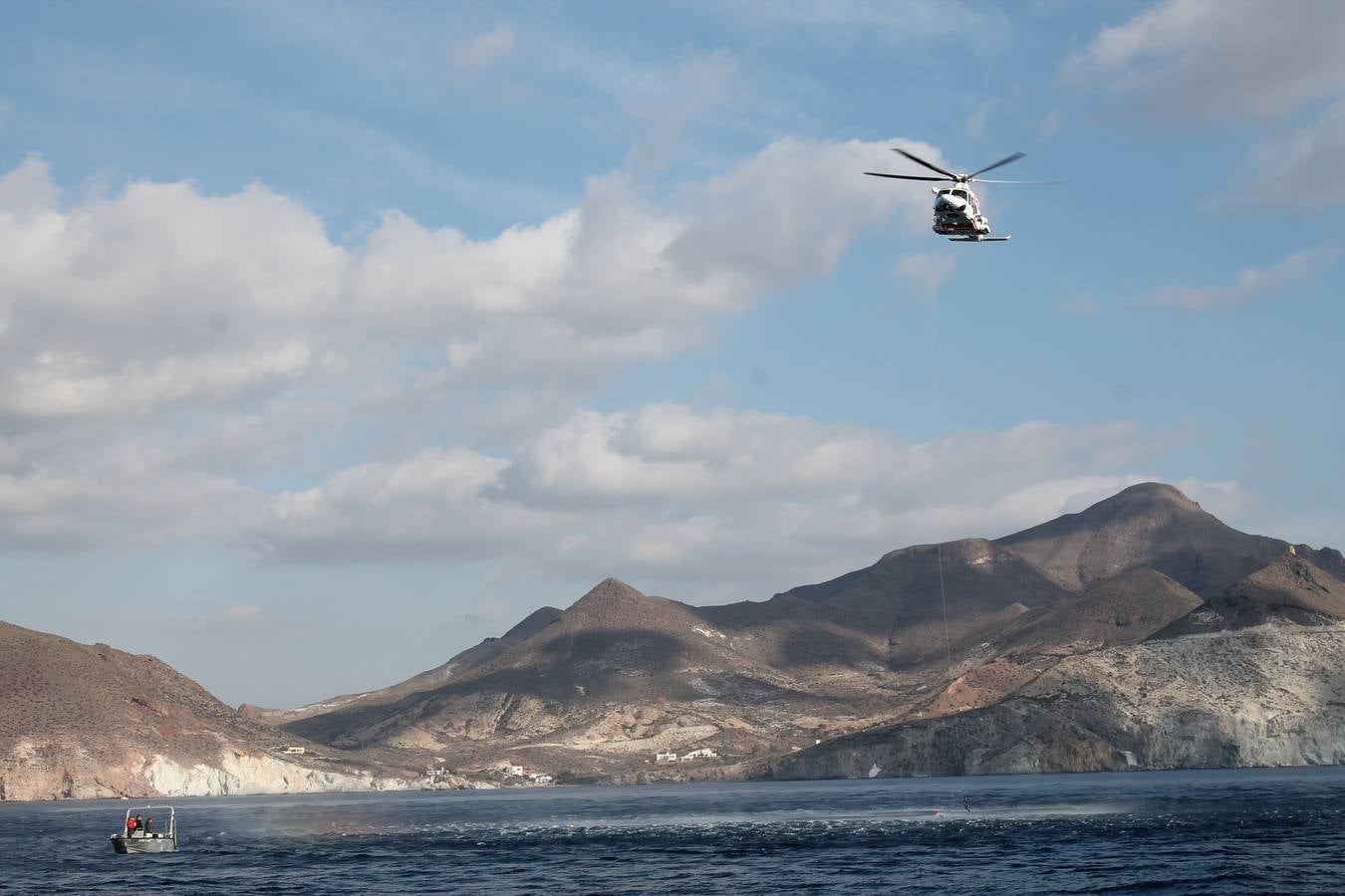 Junto a Salvamento Marítimo efectúa el primer test en Almería de un supuesto auxilio a un inmigrante caído al mar