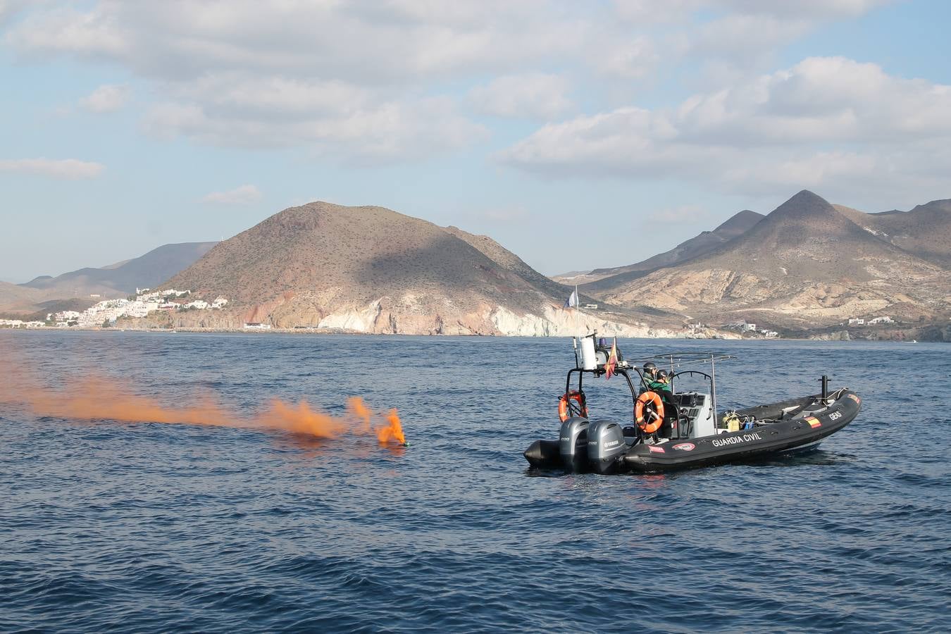 Junto a Salvamento Marítimo efectúa el primer test en Almería de un supuesto auxilio a un inmigrante caído al mar
