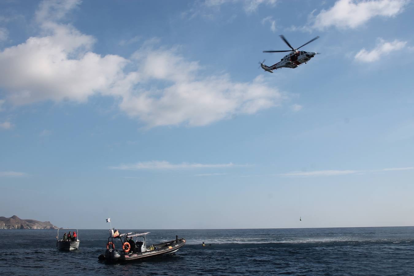 Junto a Salvamento Marítimo efectúa el primer test en Almería de un supuesto auxilio a un inmigrante caído al mar