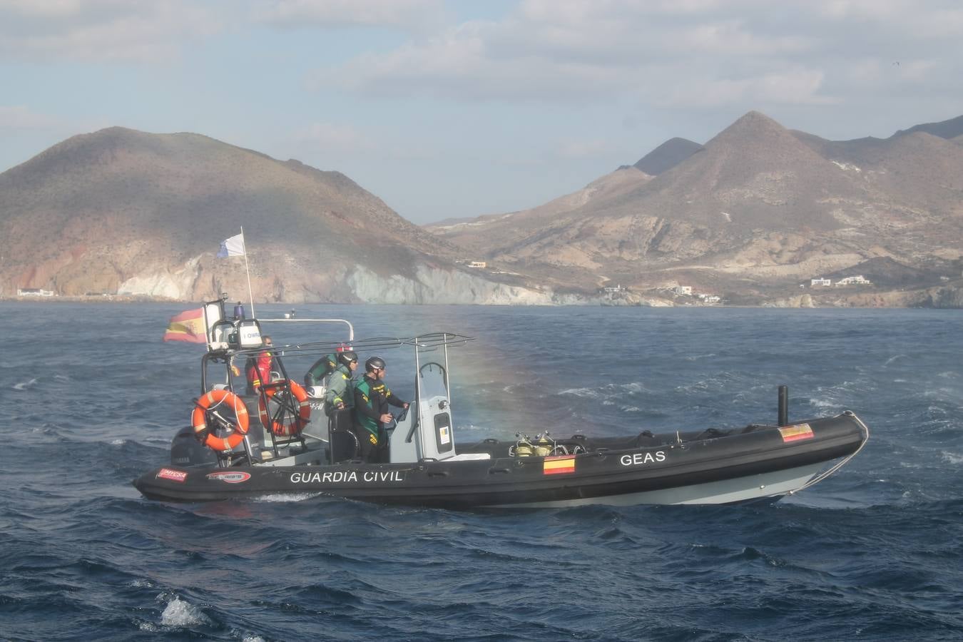 Junto a Salvamento Marítimo efectúa el primer test en Almería de un supuesto auxilio a un inmigrante caído al mar