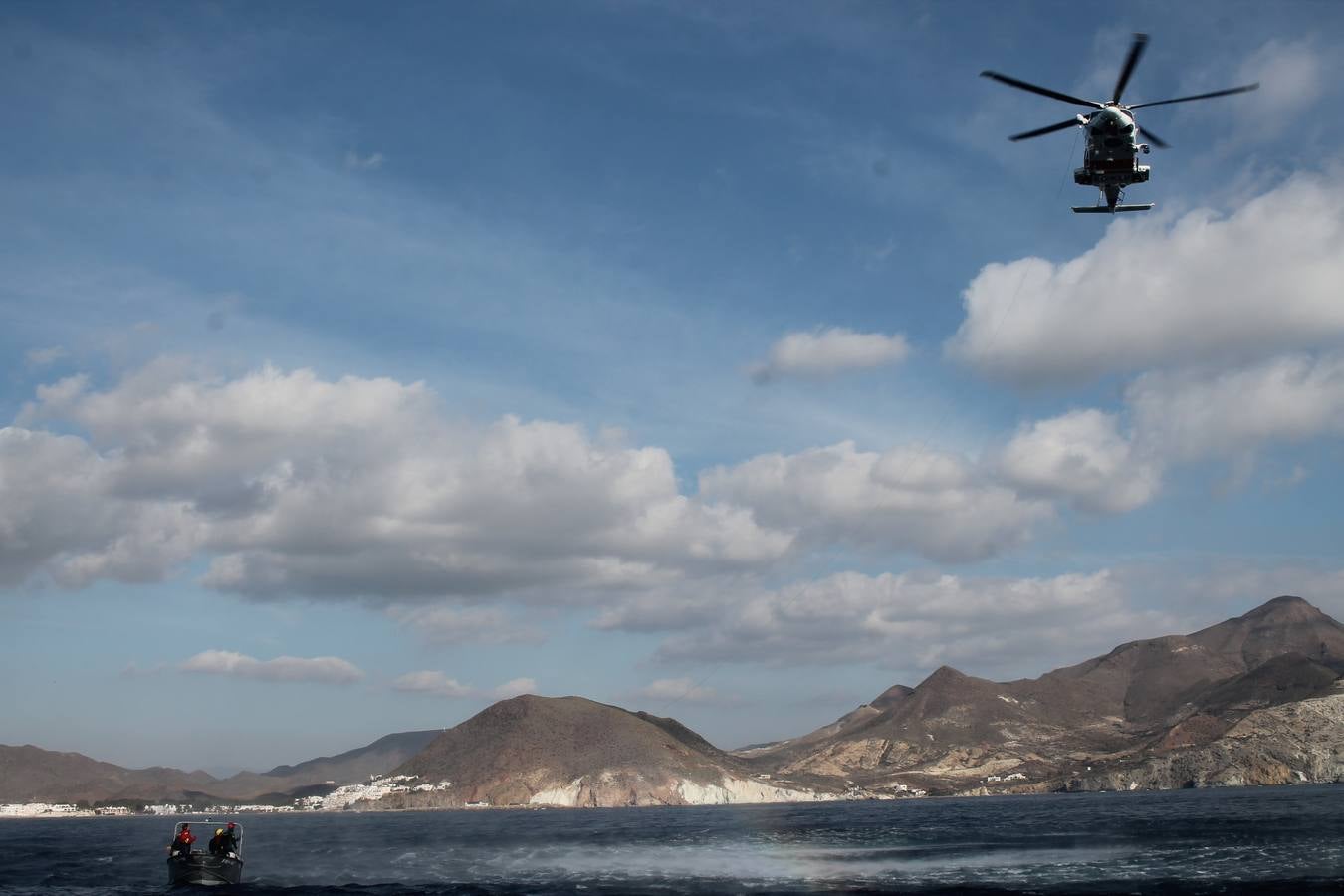 Junto a Salvamento Marítimo efectúa el primer test en Almería de un supuesto auxilio a un inmigrante caído al mar