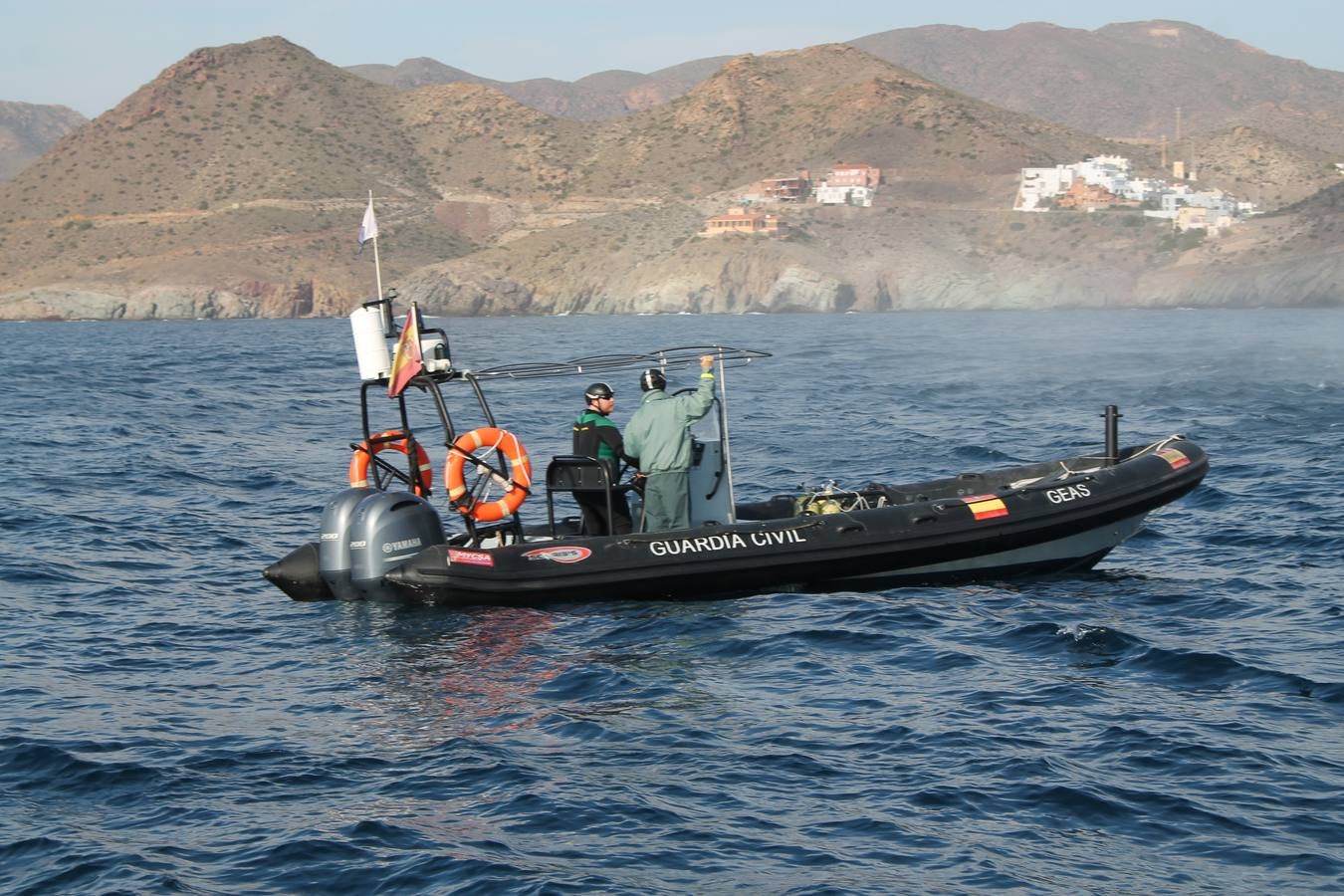 Junto a Salvamento Marítimo efectúa el primer test en Almería de un supuesto auxilio a un inmigrante caído al mar