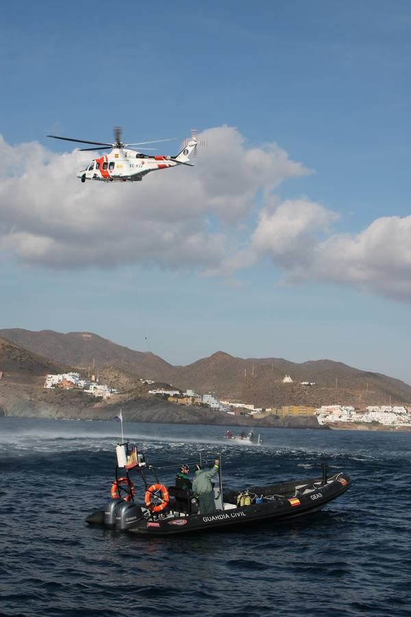 Junto a Salvamento Marítimo efectúa el primer test en Almería de un supuesto auxilio a un inmigrante caído al mar