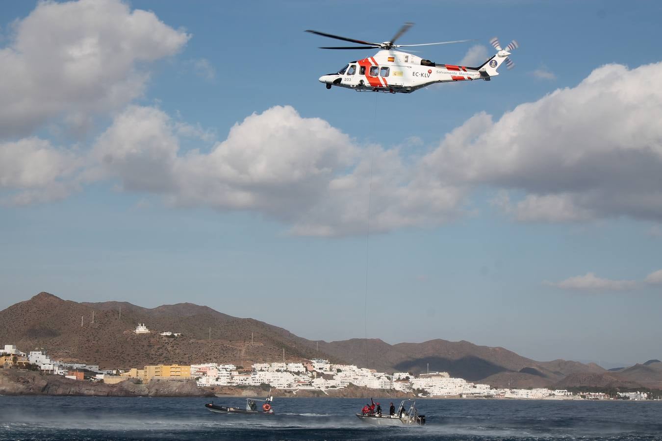 Junto a Salvamento Marítimo efectúa el primer test en Almería de un supuesto auxilio a un inmigrante caído al mar