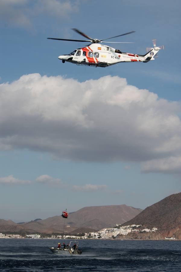 Junto a Salvamento Marítimo efectúa el primer test en Almería de un supuesto auxilio a un inmigrante caído al mar