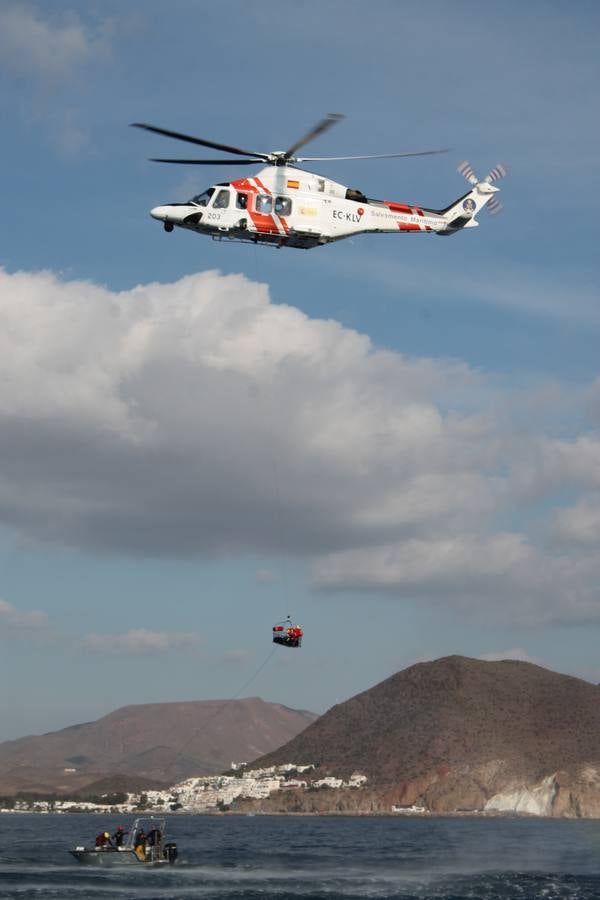Junto a Salvamento Marítimo efectúa el primer test en Almería de un supuesto auxilio a un inmigrante caído al mar