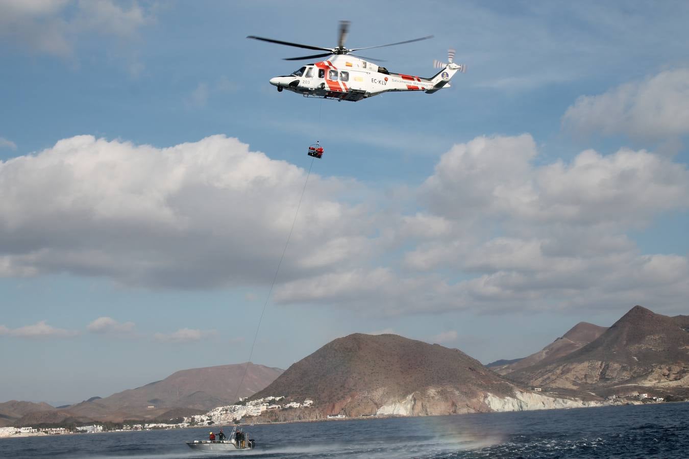 Junto a Salvamento Marítimo efectúa el primer test en Almería de un supuesto auxilio a un inmigrante caído al mar