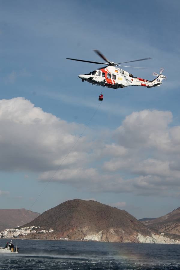Junto a Salvamento Marítimo efectúa el primer test en Almería de un supuesto auxilio a un inmigrante caído al mar