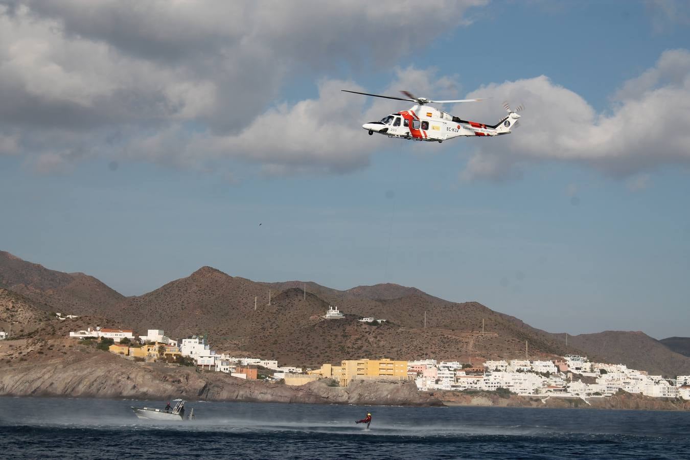 Junto a Salvamento Marítimo efectúa el primer test en Almería de un supuesto auxilio a un inmigrante caído al mar