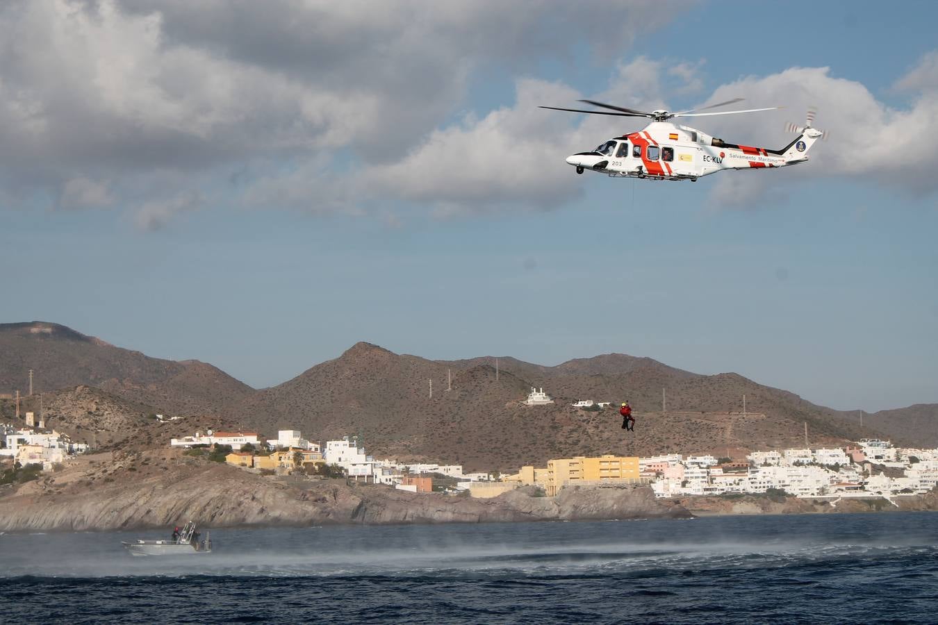 Junto a Salvamento Marítimo efectúa el primer test en Almería de un supuesto auxilio a un inmigrante caído al mar
