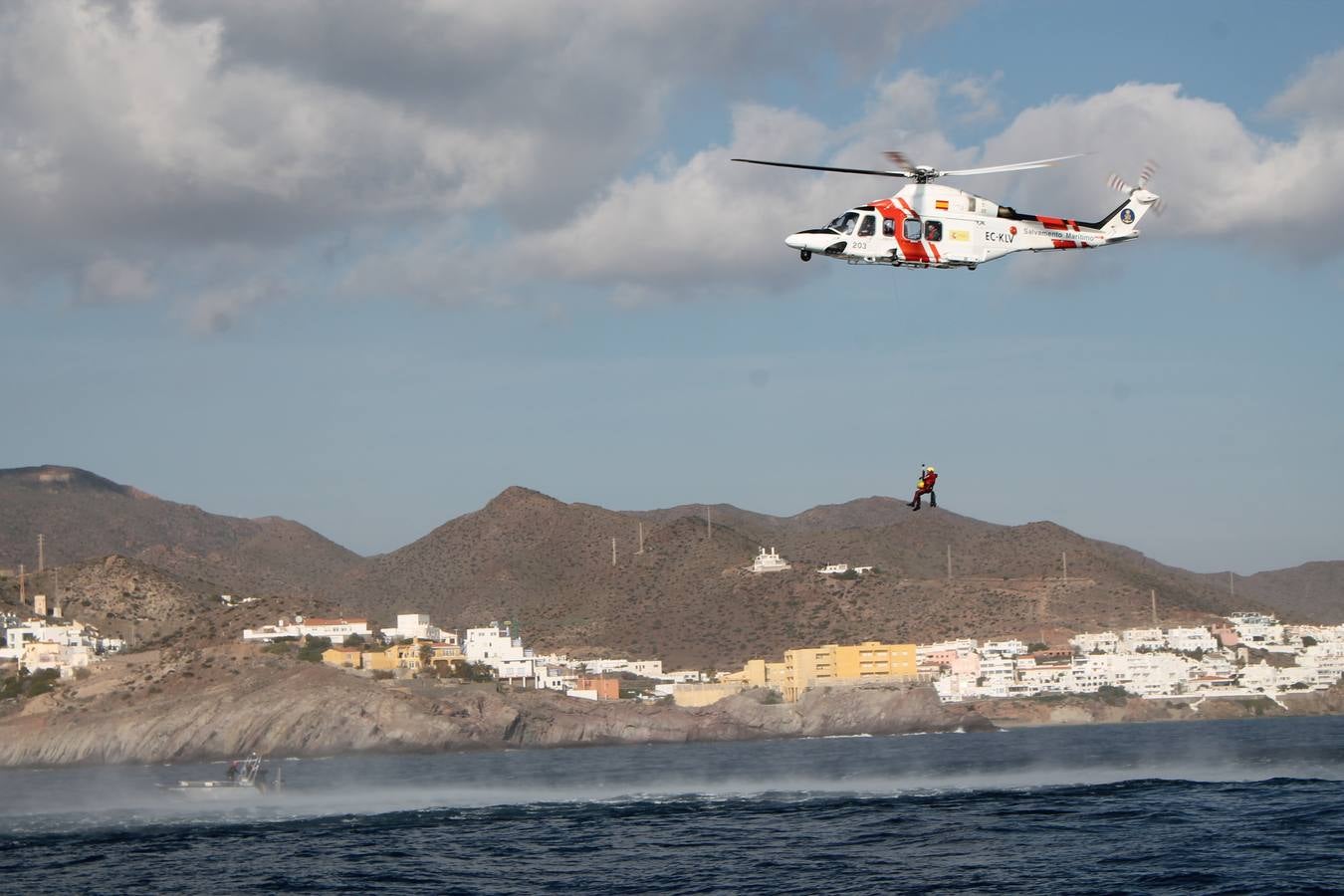 Junto a Salvamento Marítimo efectúa el primer test en Almería de un supuesto auxilio a un inmigrante caído al mar