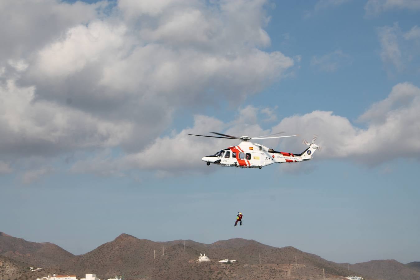 Junto a Salvamento Marítimo efectúa el primer test en Almería de un supuesto auxilio a un inmigrante caído al mar