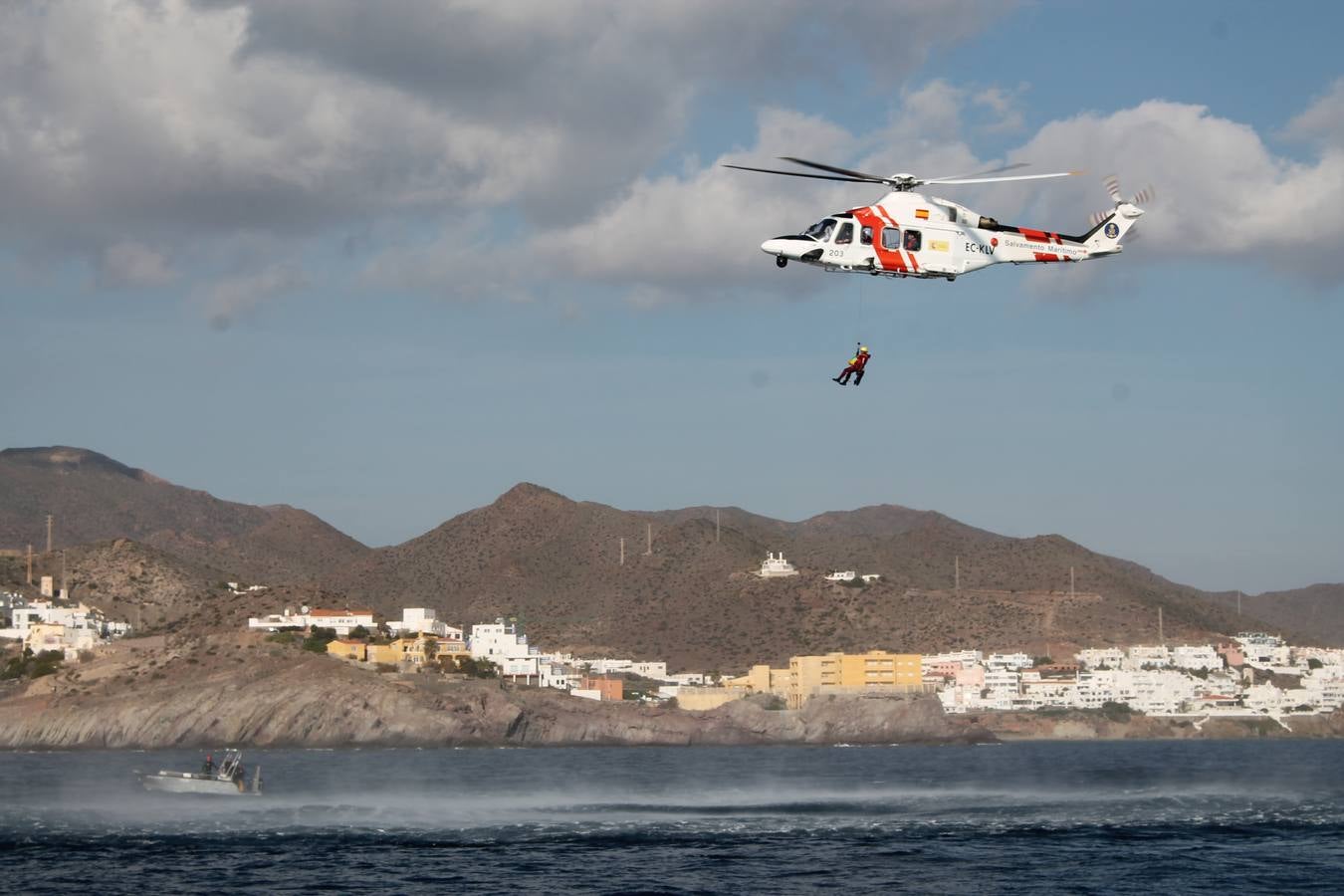 Junto a Salvamento Marítimo efectúa el primer test en Almería de un supuesto auxilio a un inmigrante caído al mar
