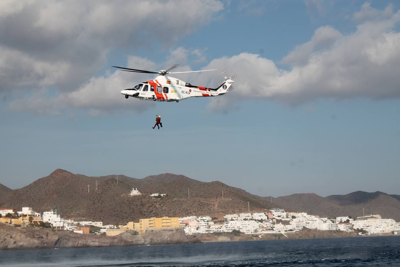 Junto a Salvamento Marítimo efectúa el primer test en Almería de un supuesto auxilio a un inmigrante caído al mar