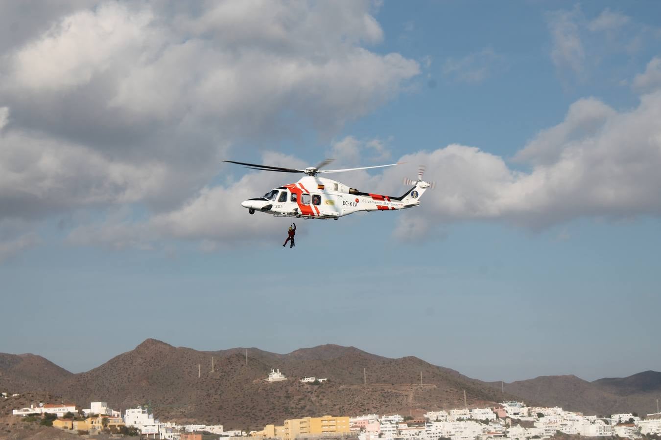 Junto a Salvamento Marítimo efectúa el primer test en Almería de un supuesto auxilio a un inmigrante caído al mar