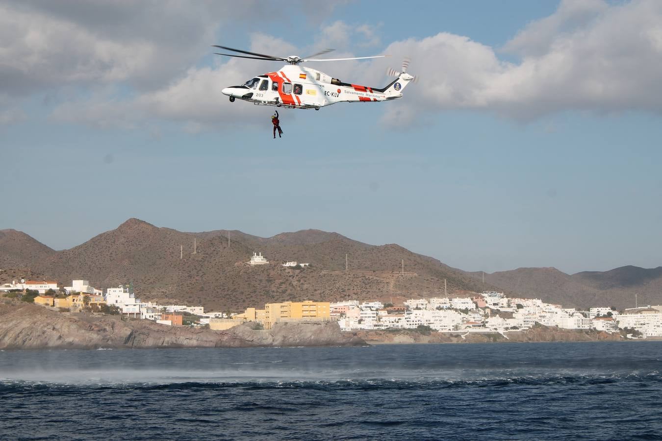 Junto a Salvamento Marítimo efectúa el primer test en Almería de un supuesto auxilio a un inmigrante caído al mar