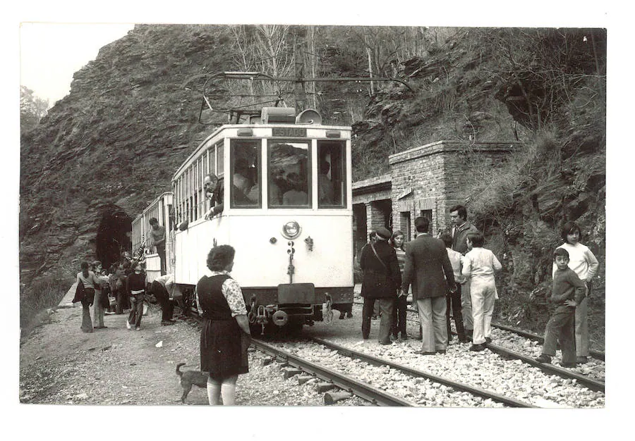 Último viaje del tranvía de la Sierra en su última parada en El Charcón. 19 de enero de 1974