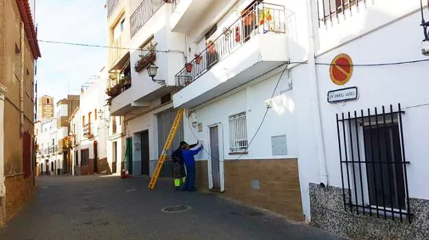 Técnicos instalando la fibra óptica en el municipio.