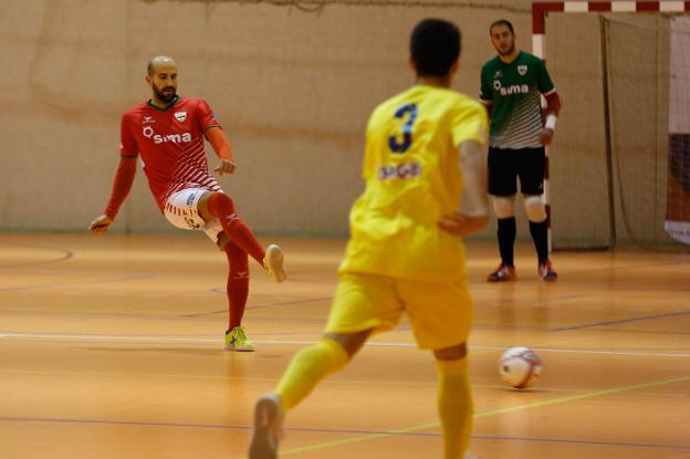 Un jugador del Sima pasa el balón en el partido de ayer. 