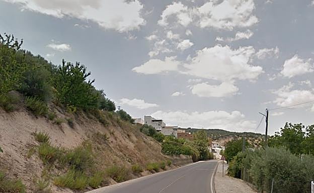 Cuatro personas heridas en la colisión entre dos coches en Castillo de Locubín