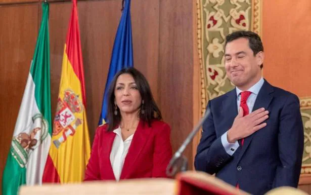 El nuevo presidente de la Junta de Andalucía, Juanma Moreno, junto a la presidenta de la Cámara autonómica, Marta Bosquet. 