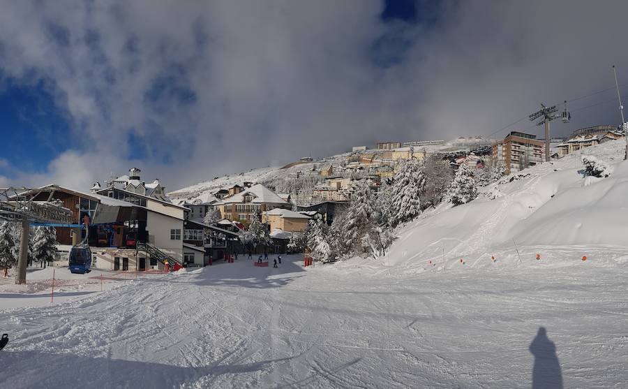 Horas de mucha nieve en la estación dejan imágenes típicamente invernales