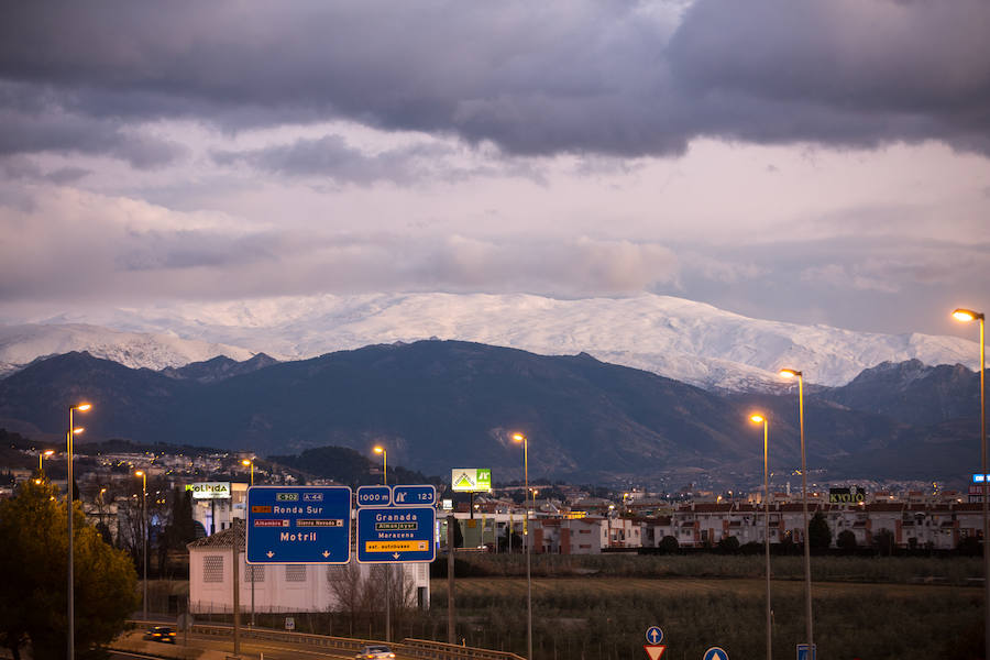 Horas de mucha nieve en la estación dejan imágenes típicamente invernales