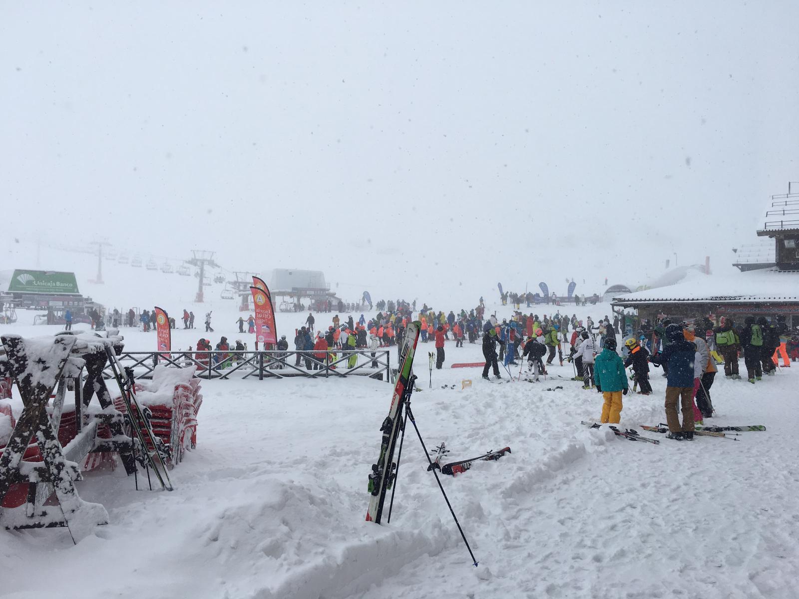 Horas de mucha nieve en la estación dejan imágenes típicamente invernales
