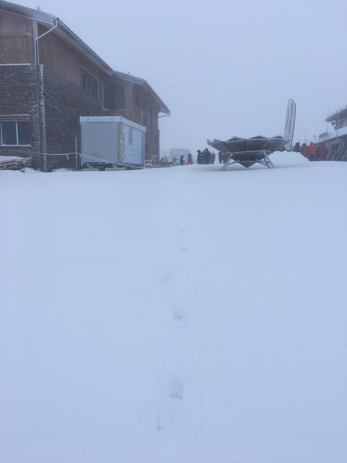 Horas de mucha nieve en la estación dejan imágenes típicamente invernales