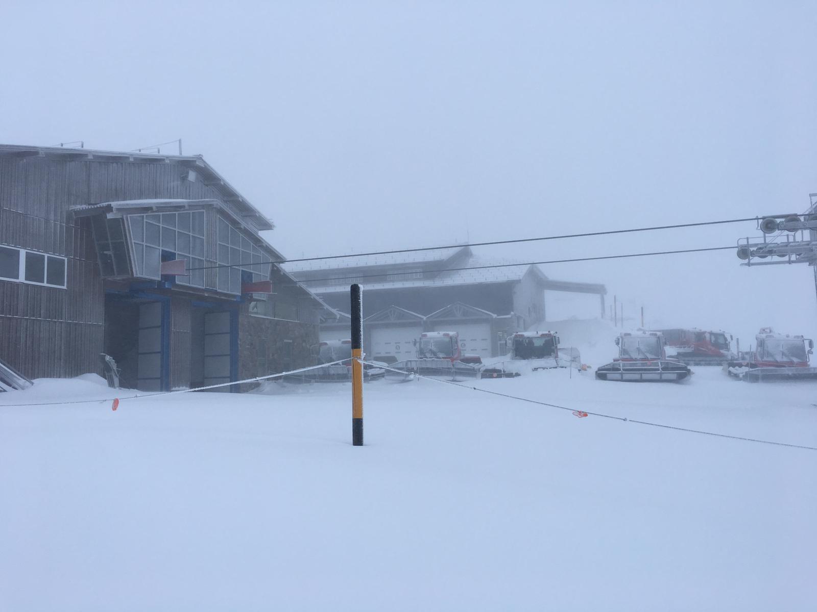 Horas de mucha nieve en la estación dejan imágenes típicamente invernales