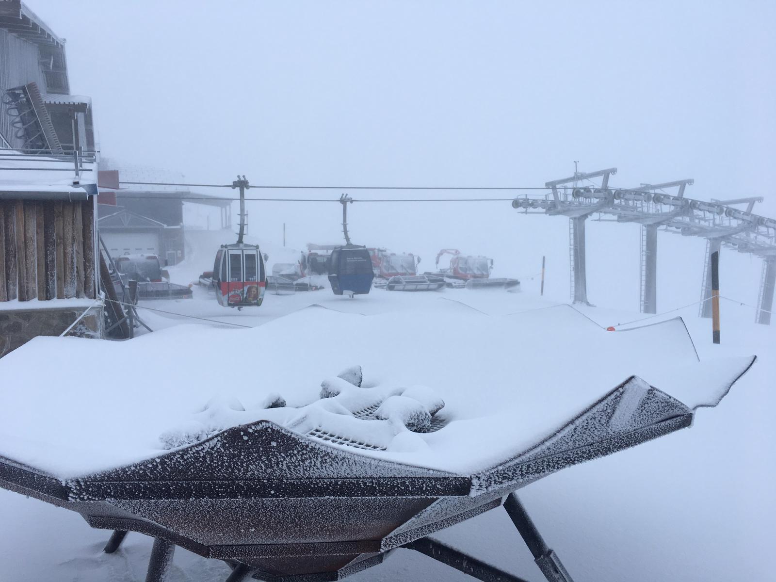 Horas de mucha nieve en la estación dejan imágenes típicamente invernales