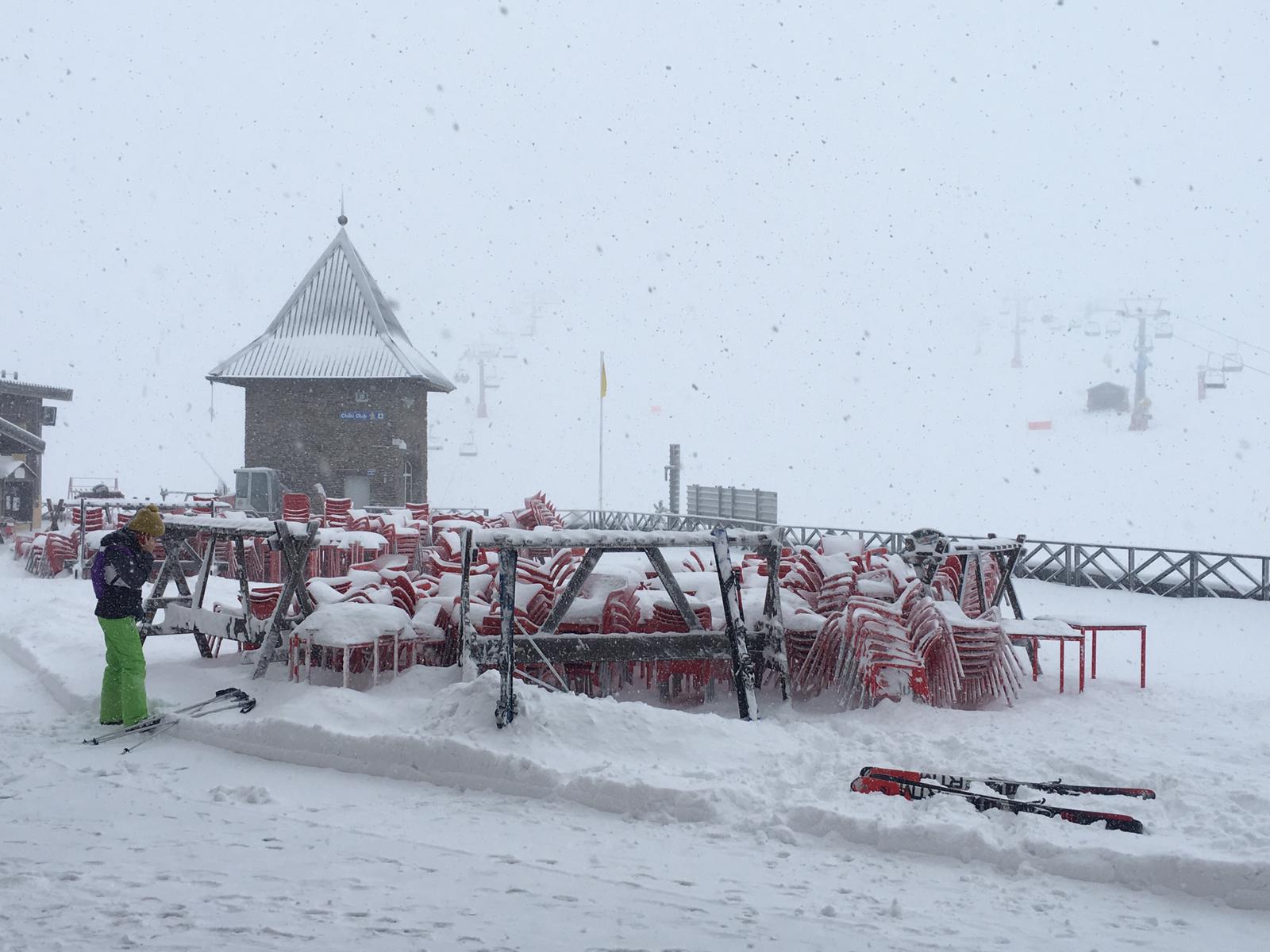 Horas de mucha nieve en la estación dejan imágenes típicamente invernales