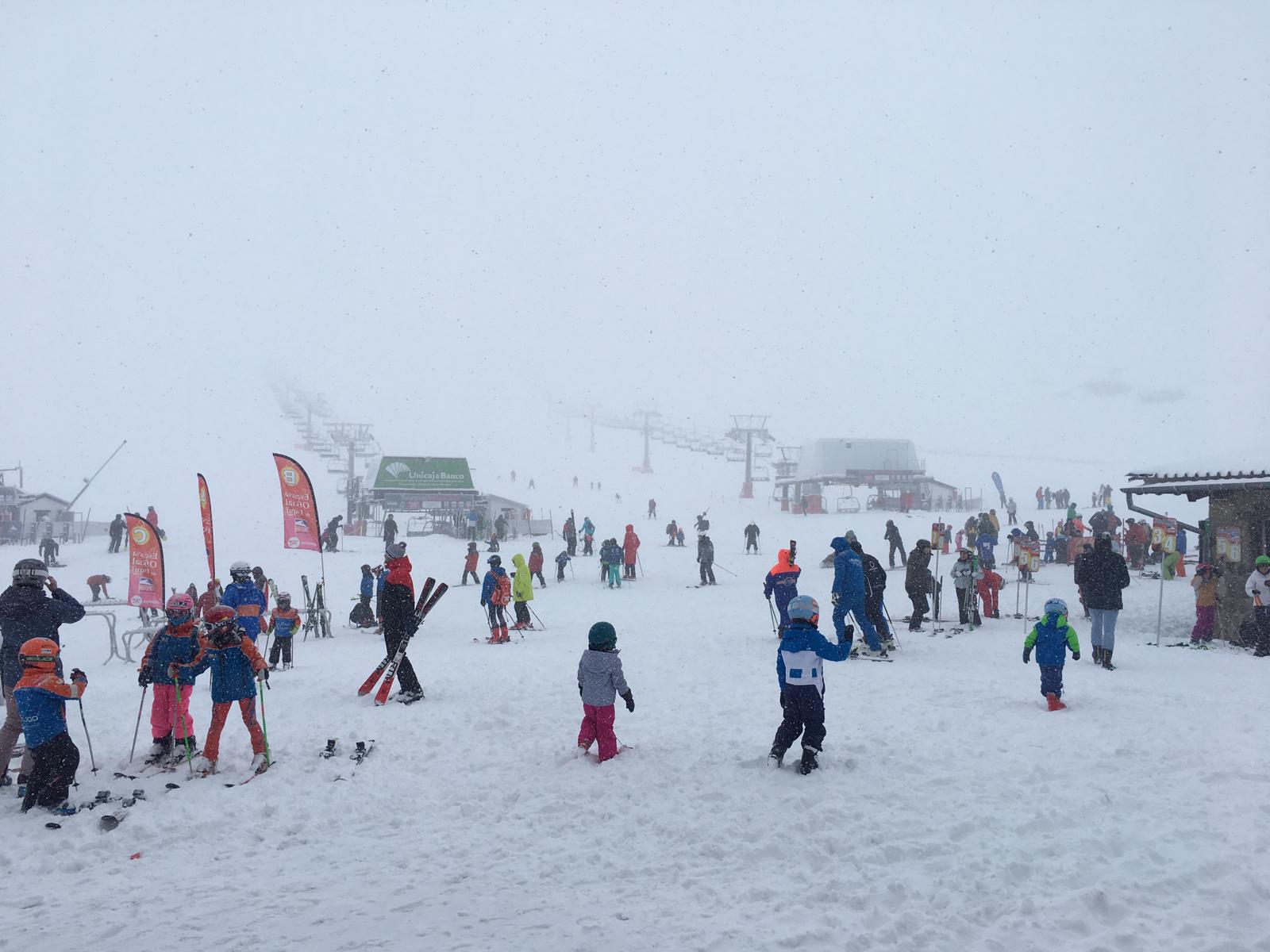 Horas de mucha nieve en la estación dejan imágenes típicamente invernales