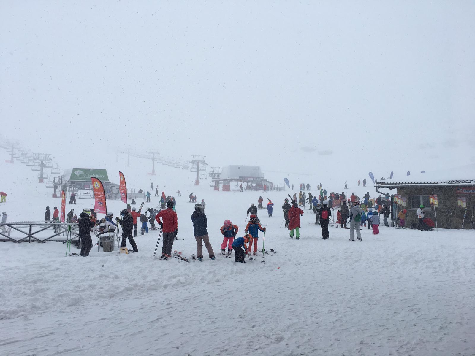 Horas de mucha nieve en la estación dejan imágenes típicamente invernales