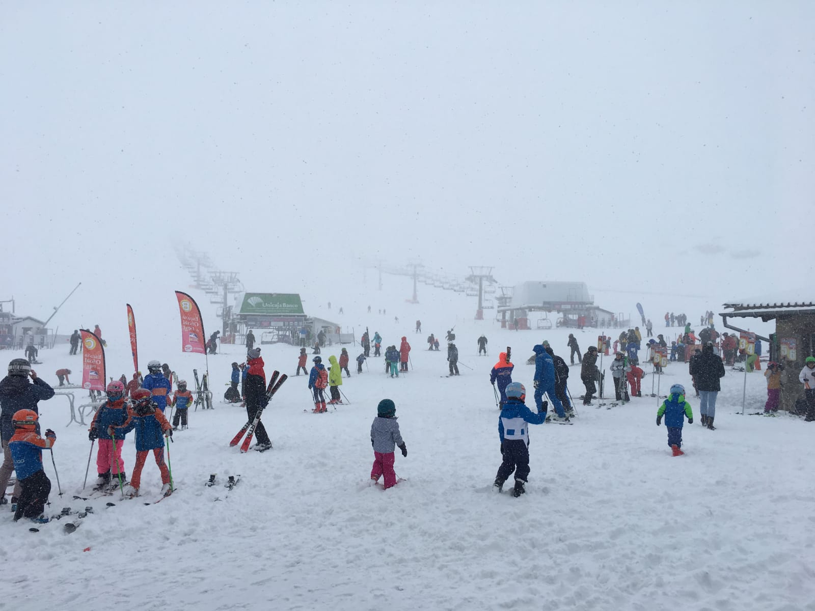 Horas de mucha nieve en la estación dejan imágenes típicamente invernales