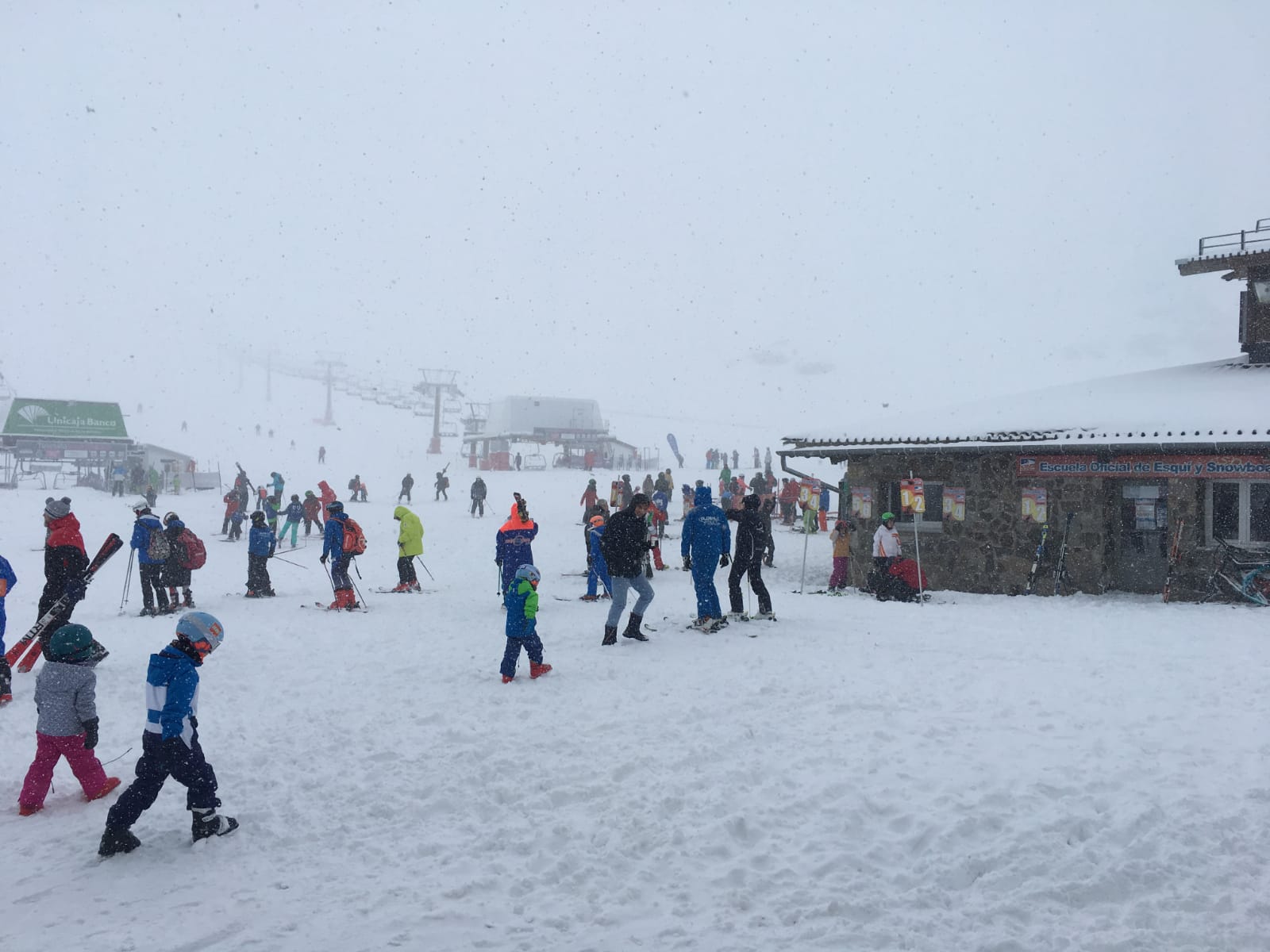 Horas de mucha nieve en la estación dejan imágenes típicamente invernales