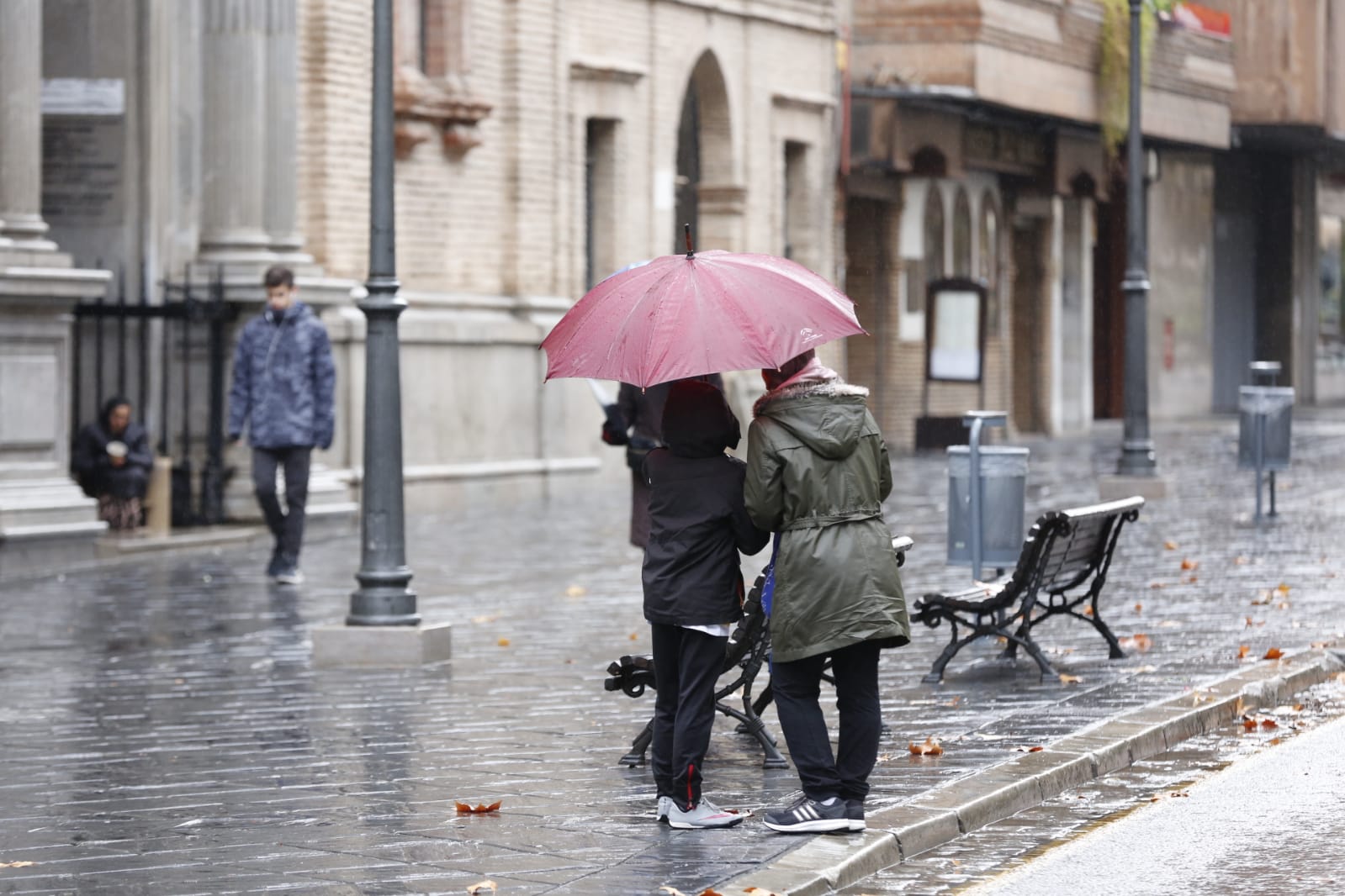 Regresan los paraguas a las calles de la capital en una imagen que no se vía desde el pasado 13 de diciembre