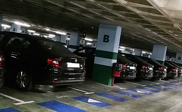 La flota de Uber, en un parking granadino